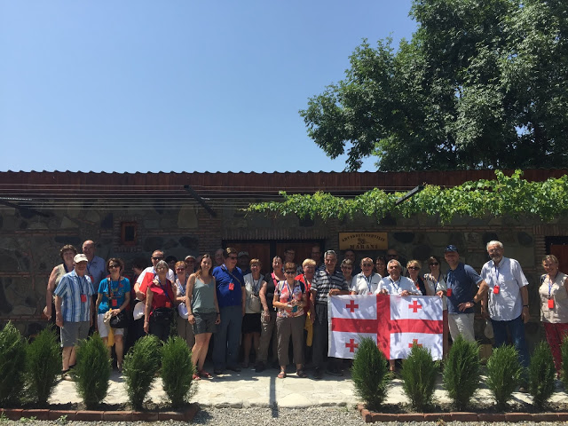 pelerins avec le drapeau georgien