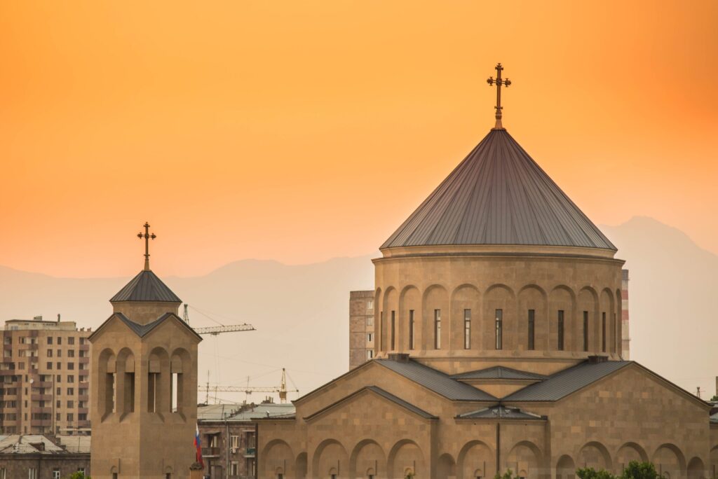 Dominant de sa masse imposante la capitale de l’Arménie, le Mont Ararat nous rappelle que ce pays est une antique terre biblique porteuse d’une brillante civilisation fruit de la culture antique et du christianisme. Premier État chrétien de l’histoire en 301, l’Arménie compte d’innombrables trésors culturels – églises, monastères, citadelles… mais aussi naturels avec de somptueux paysages de lacs, de hautes montagnes et de forêts. Ce voyage sur la terre de Noé vous permettra de découvrir les plus beaux sites culturels et religieux du pays, de comprendre son histoire souvent tragique du Génocide de 1915 jusqu’à la guerre récente avec l’Azerbaïdjan, les défis et enjeux qui sont les siens.