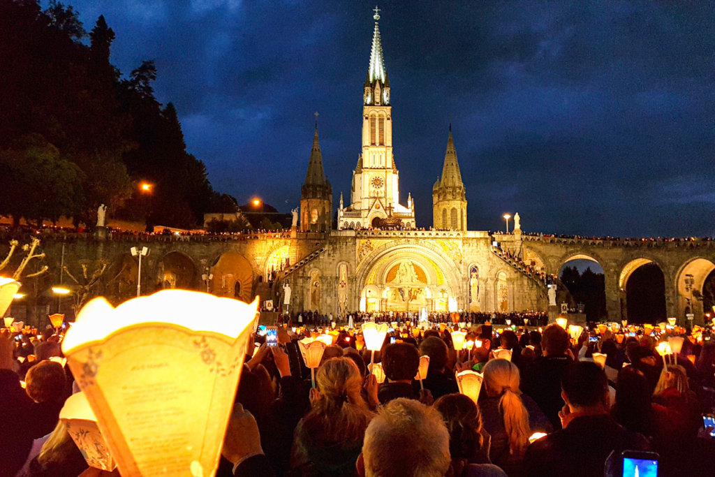 Vous voici invités à prendre le chemin de Lourdes ! Lourdes est un lieu extraordinaire de ressourcement et de fraternité. Dans la variété des chemins de foi et des situations de vie, chacun peut s’y sentir accueilli, considéré, encouragé à avancer dans la foi, l’espérance et l’amour. N’hésitez pas à vous inscrire. N’hésitez pas à proposer cette démarche même à des croyants incertains. Je compte sur vous et me réjouis à l’idée de vous retrouver à Lourdes. 
Avec ma prière.  
Matthieu Rougé 
Évêque de Nanterre